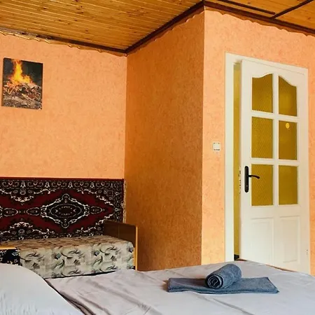 над річкою אורחן *