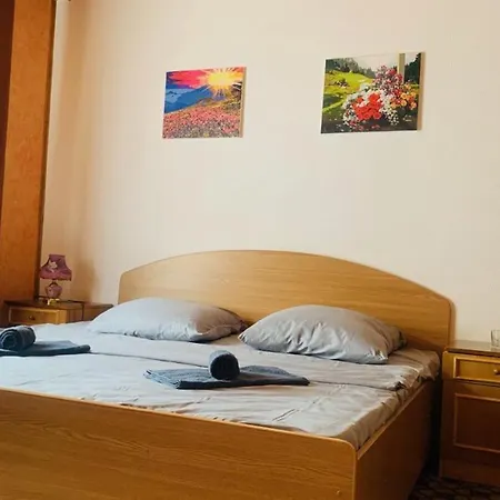 אורחן над річкою