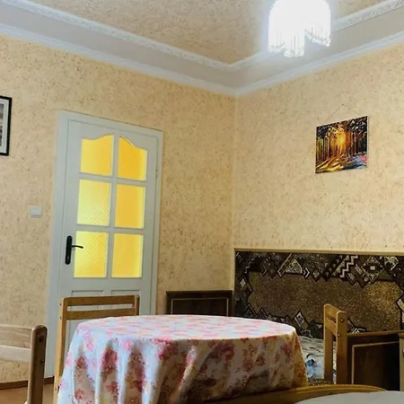 над річкою אורחן *