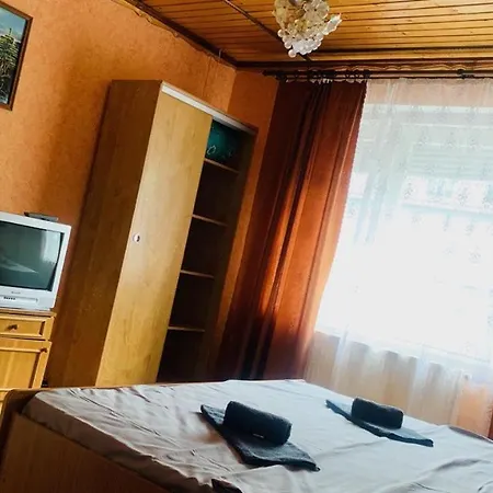 над річкою *