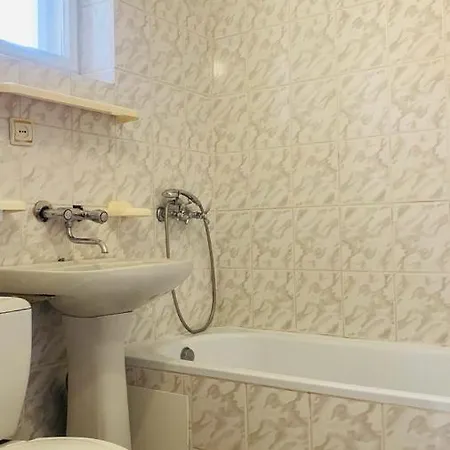 над річкою אורחן *