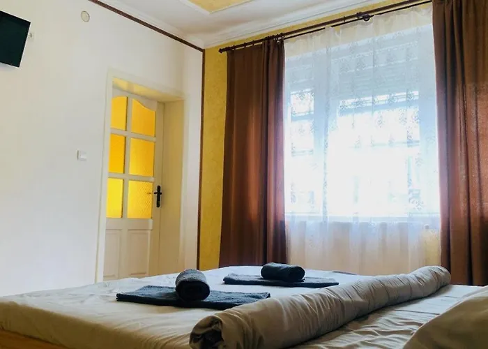 над річкою *