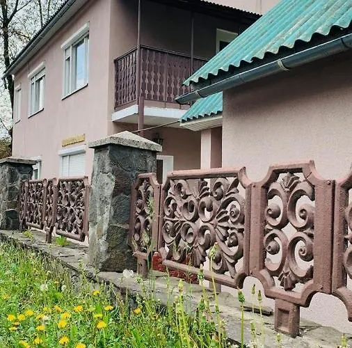 宾馆 над річкою 波利亚纳