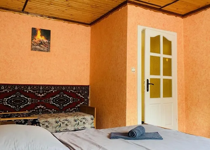 над річкою 宾馆 *