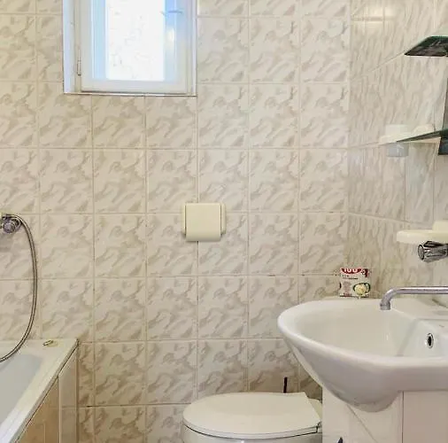 над річкою 宾馆 波利亚纳