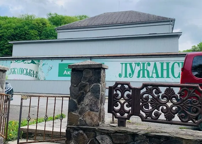 宾馆 над річкою *